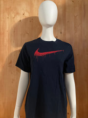 NIKE "SWOOSH" Graphic Print Kids Youth Unisex T-Shirt Tee Shirt XL Xtra Extra Large Dark Blue Shirt