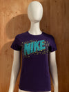 NIKE The Nike Tee Graphic Print Athletic Cut Adult T-Shirt Tee Shirt S SM Small Purple Shirt