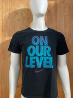 NIKE "ON OUR LEVEL" ATHLETIC CUT Graphic Print Adult The Nike Tee T-Shirt Tee Shirt M MD Medium Black Shirt